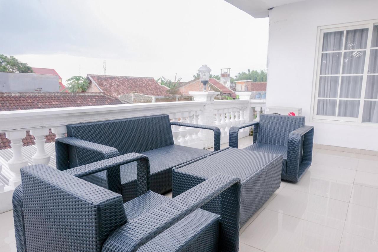 Oyo 696 Hasanah Guest House Syariah De Saphire Malang Ngoại thất bức ảnh