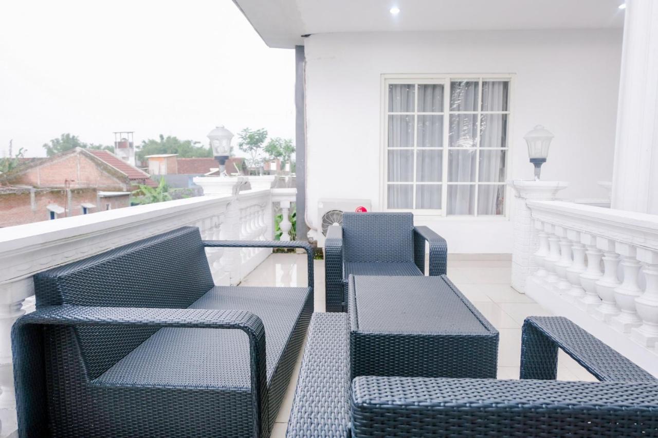 Oyo 696 Hasanah Guest House Syariah De Saphire Malang Ngoại thất bức ảnh