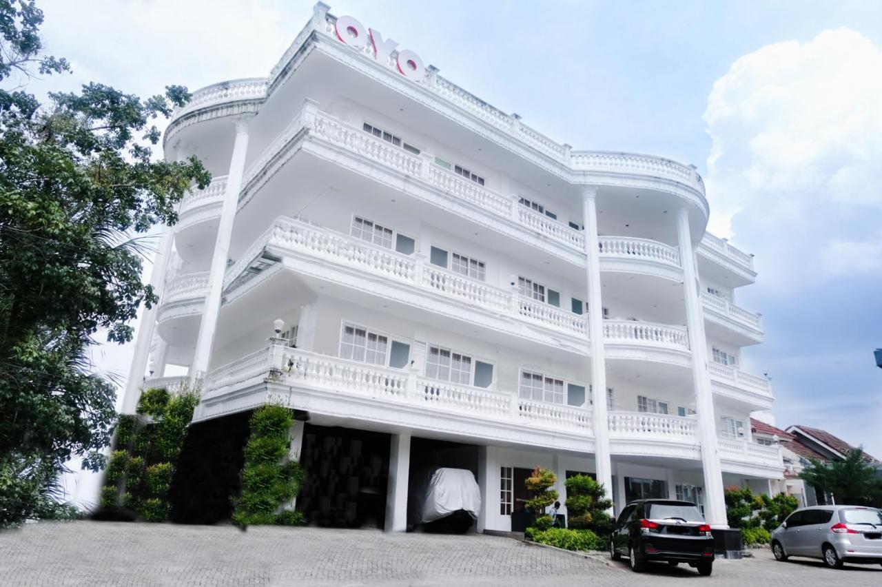 Oyo 696 Hasanah Guest House Syariah De Saphire Malang Ngoại thất bức ảnh
