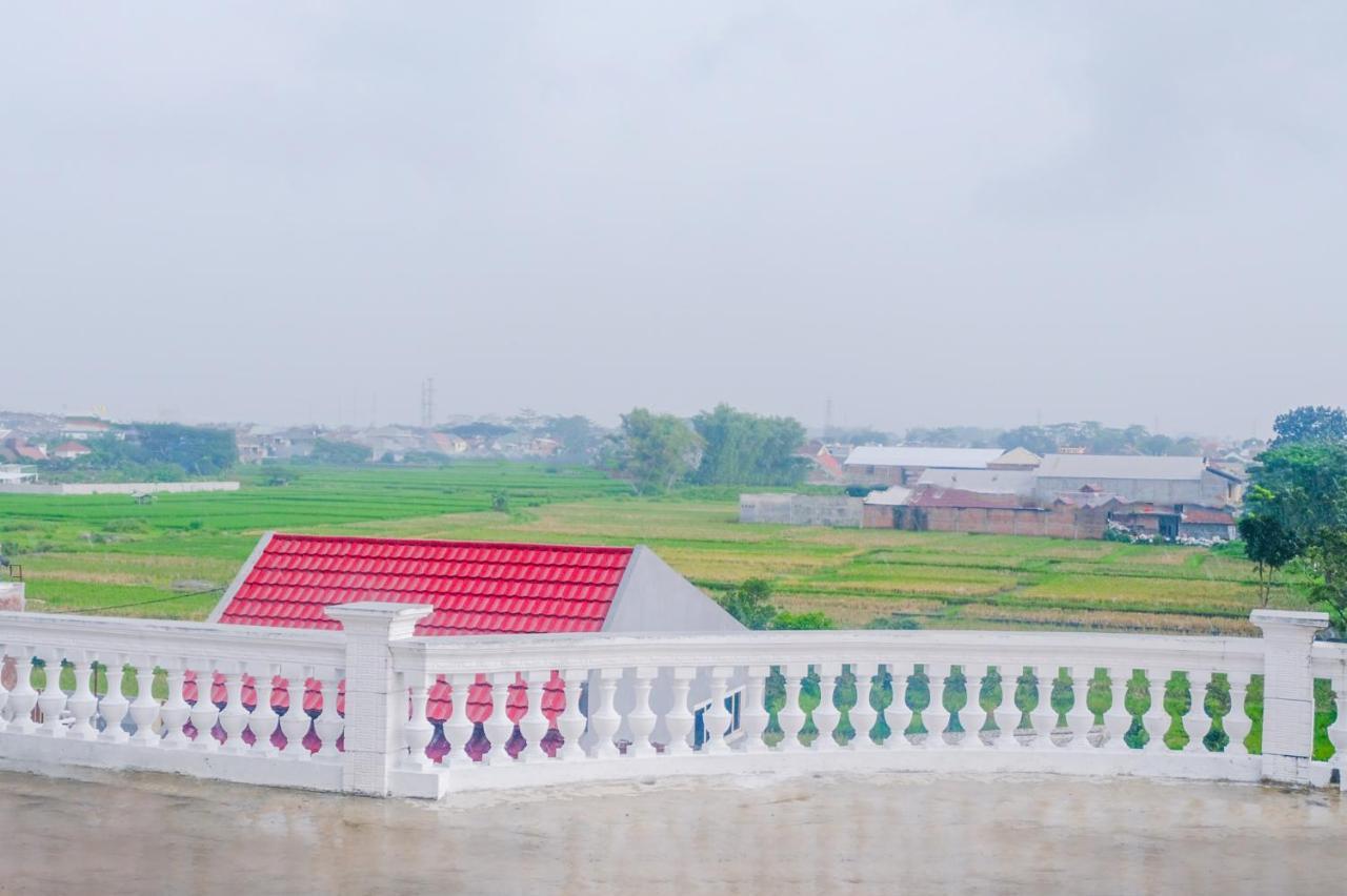 Oyo 696 Hasanah Guest House Syariah De Saphire Malang Ngoại thất bức ảnh