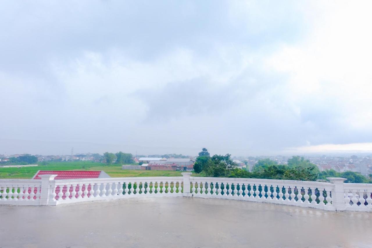 Oyo 696 Hasanah Guest House Syariah De Saphire Malang Ngoại thất bức ảnh