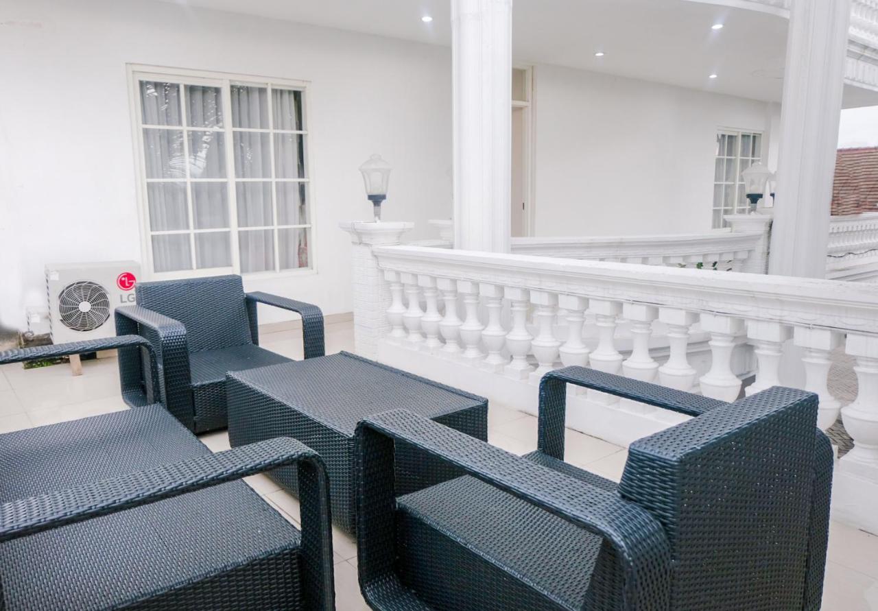 Oyo 696 Hasanah Guest House Syariah De Saphire Malang Ngoại thất bức ảnh