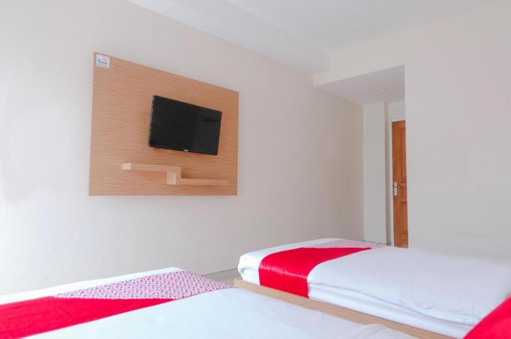 Oyo 696 Hasanah Guest House Syariah De Saphire Malang Ngoại thất bức ảnh