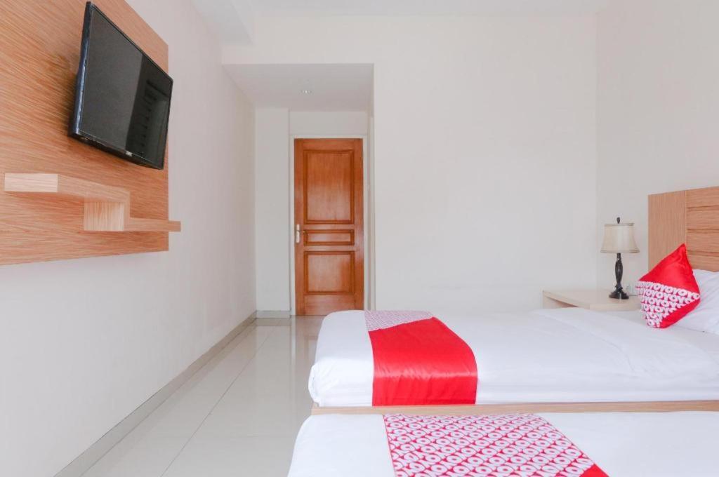 Oyo 696 Hasanah Guest House Syariah De Saphire Malang Ngoại thất bức ảnh